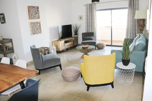 3-Bedroom Apartment with Pool Gym & Jacuzzi