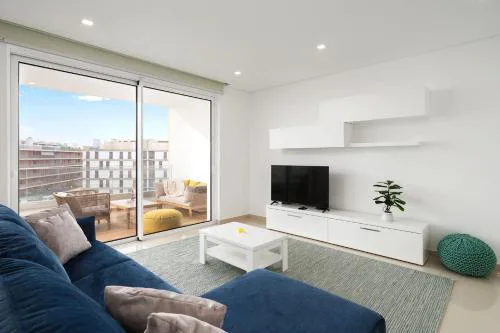 Bright Modern Seaside Apartment