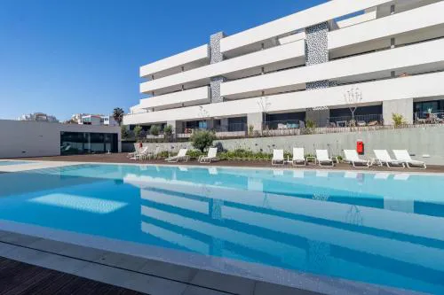 CasaLuxo New 2BR Pool View