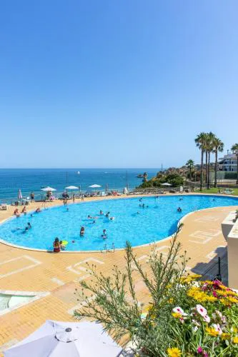 Comfortable 2-bedroom apartment with pool and Wi-Fi