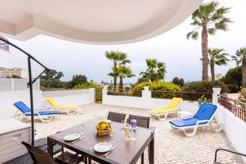 Great 2 bedroom apartment with communal pool
