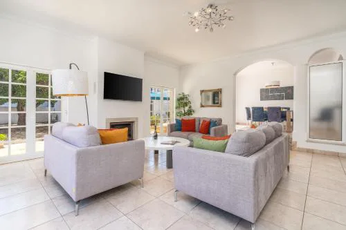 Host Wise - Spacious Family House with Garden
