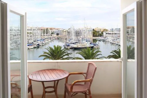 Lagos Main Avenue studio with Marina view balcony