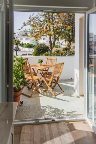 Lovely & bright renovated apt. w/ balcony in Lagos