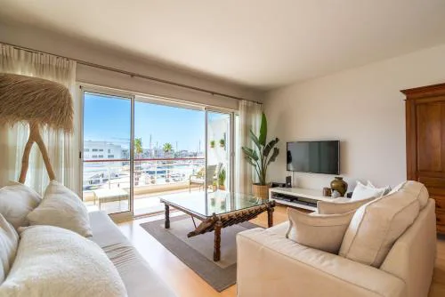 Luxury frontline marina apartment - pool access
