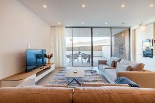 Seabreeze Residence - Luxury Poolside Oasis