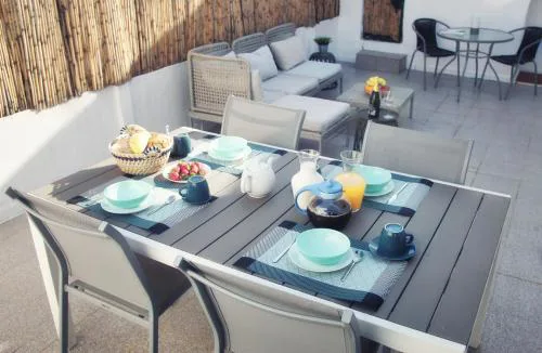 Central Olhão Home - Private Spacious Sunlit Patio