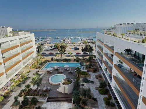 Luxurious Apartment with Sea View, Pools, Fitness
