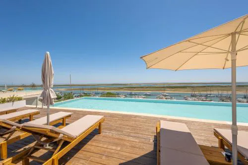 Stay By The Marina - Modern Apartment with Pools & Gym