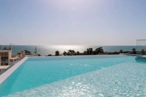Modern 2BR Rooftop Pool 2 Min Walk to beach