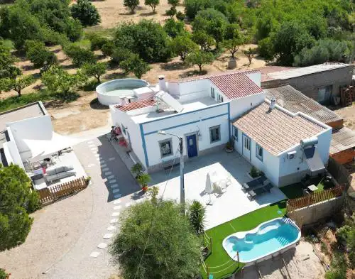 Corps de Ferme et gîte à la campagne avec piscine dans un verger
