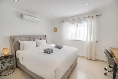 Charming 2BD Beach 500mt Wi-Fi AC Pool