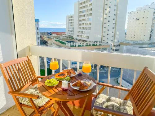 Luxury 2 min Beach with Balcony, Ocean view, Wifi, AC, SmartTV