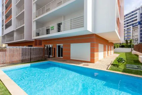 Luxury 5 min Beach with Balcony, Pool, Wifi, AC, SmartTV