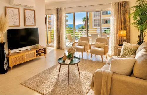 Prime Beachfront Living - Sea View, Large Balcony & Private Garage