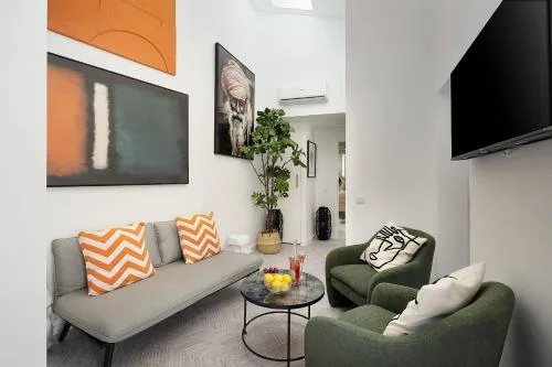 Small Historic Townhouse by Promenade near Beaches