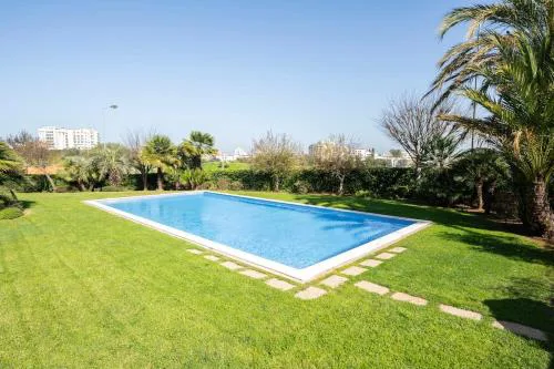 Spacious 2BR - Large Pool & Balconies - Near Beach