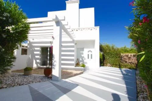 Pretty 3 bedroom holiday home with pool and garden