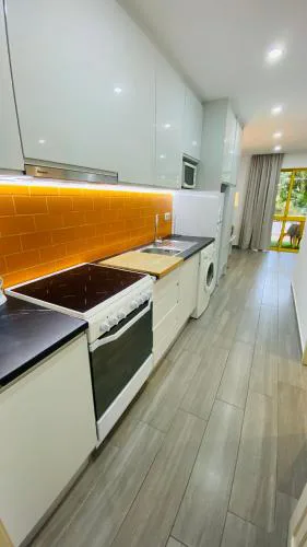 Apartamento a 5 min a pé da praia, com terraço grande ao sol, no Rés-Chão