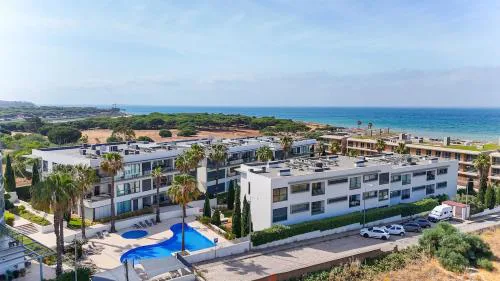 Beach 1Min! & Pool - Private Parking, AC & WiFi