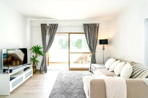 Cosy 1-bedroom apartment near Vilamoura Marina with fast Wifi and free parking