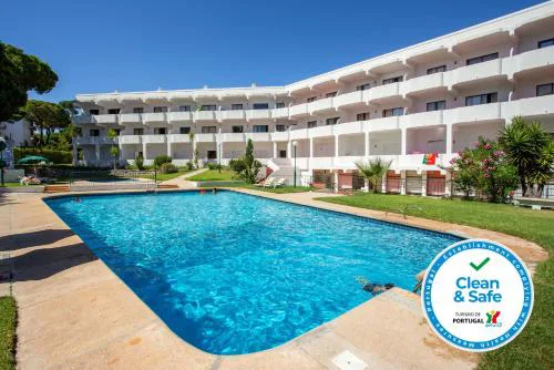 Host Wise - Bright Cozy Flats w Terrace & Pool
