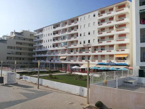 Quarteira 1-Bed Sleeps 4 Parking 1 min to Beach