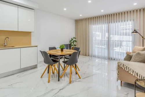 Sublime and Bright 2 BDR Apartment by LovelyStay
