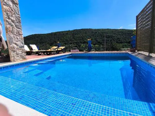 Casa Cidreira Villa 4P en baby with private pool in a natural setting.