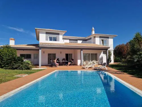 Villa Montanha, 4 Bedroom Villa, with swimming pool, loungers and alfresco dining, 10 min walk to the beautiful Praia da Luz Beach, Shops, Bars and Restaurants!