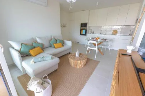 2BR Apt w-Pool, Gym & Garden- Steps To Ria Formosa