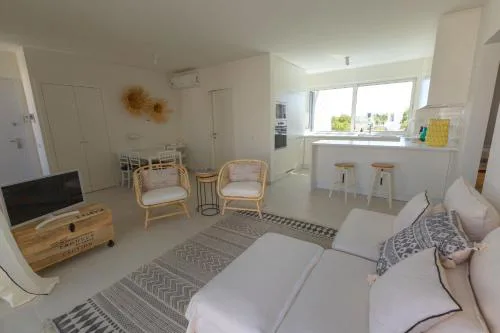 3BR Family Apt w- Private balcony, Pool & Free Parking