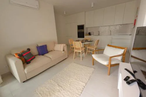 Central 2BR Apt, Steps To Ria Formosa, Pool & Gym