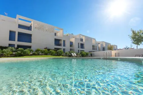 Forte 2BDR w Pool, AC, Gym, Garage & 5 mins to Beach