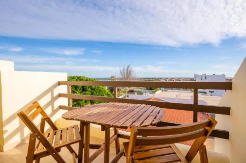 Golden Top Floor Ocean View Pools & Beach Access