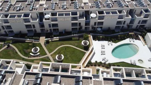 Stylish 2BR Apt w- Pool & Gym, Steps To Ria Formosa