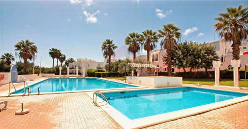 "Tavira Garden Retreat" -Pool -Balcony -Terrace -Quiet area -free parking -AC -Family Friendly -Tennis