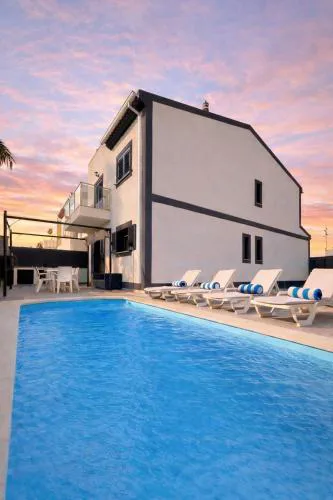 Vila Moderna com Piscina