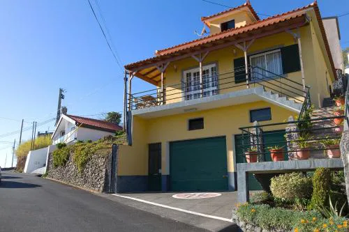 Authentic Rural Retreat With Green Fields & Ocean Views - Orchid House Arco da Calheta