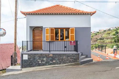 Casa da Feira - Located in a peaceful Calheta area with sea views