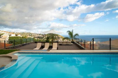 Calma Retreat - Pool & Lodge