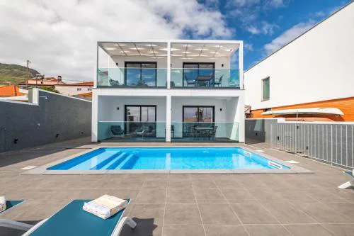 Luxury Seafront Escape II
