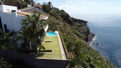 An uninterrupted 180 overlooking the Atlantic Ocean