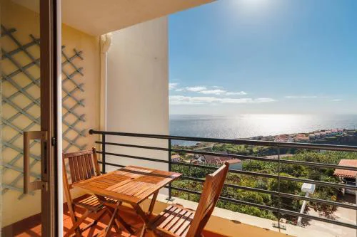 GuestReady - Caniço Retreat with Balcony