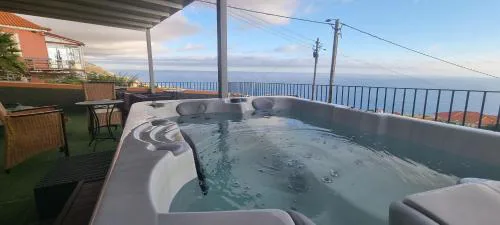 Refúgio com jacuzzi e vista mar