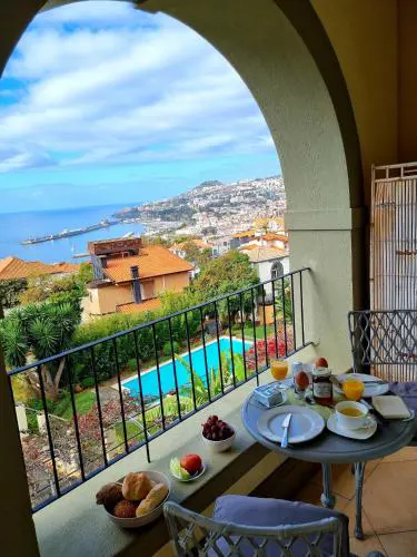 Elegant and Relaxing Seaview Apartment with Pool