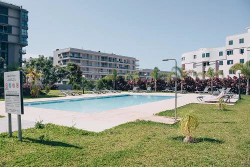 Elephant by Wanderlust Madeira - 2BR Apartment with Terrace, side Sea View and pool access
