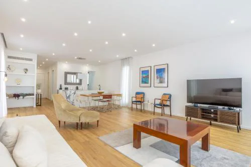 Entire Villa, Bay Views, Private Rooftop & BBQ