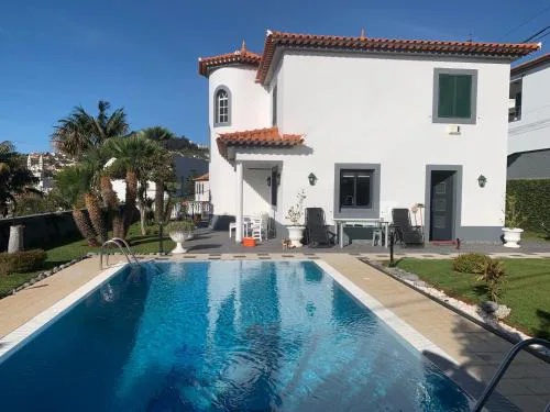 Funchal Apt- Sleeps 2 - Pool & Garden - Madeira