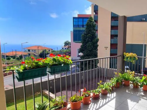 Funchal Cozy Private Room, Ensuite Bathroom, WiFi and Great Location